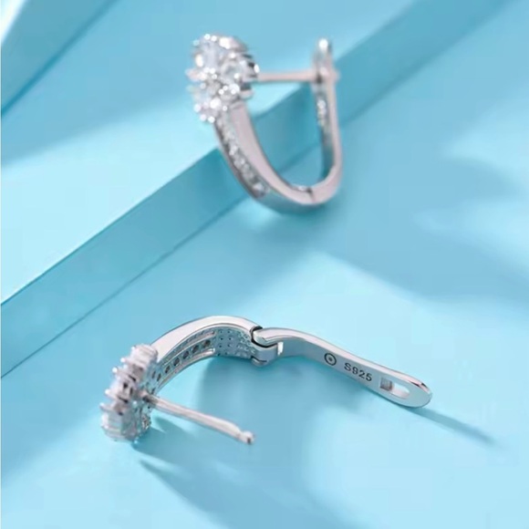 Gorgeous 925 Silver earrings with cubic zirconia amazing looking piece - Picture 3 of 4